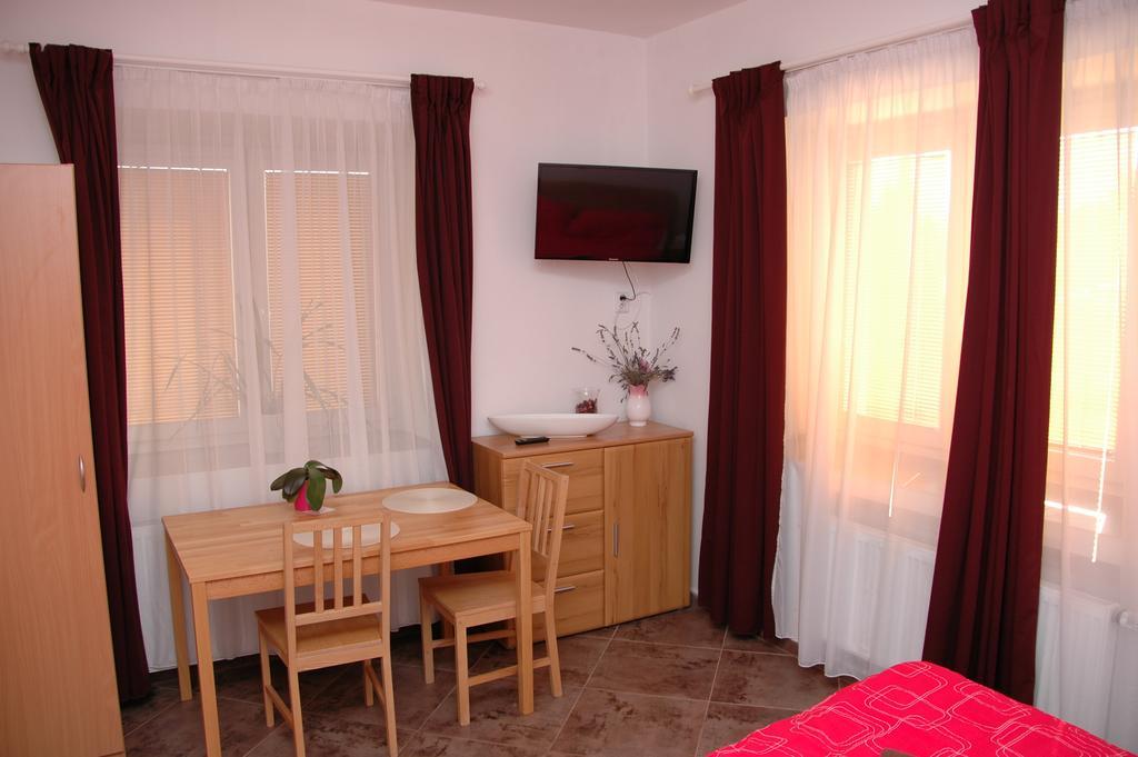 Penzion V Roklich & Apartmens V Roklich Ржичани Экстерьер фото